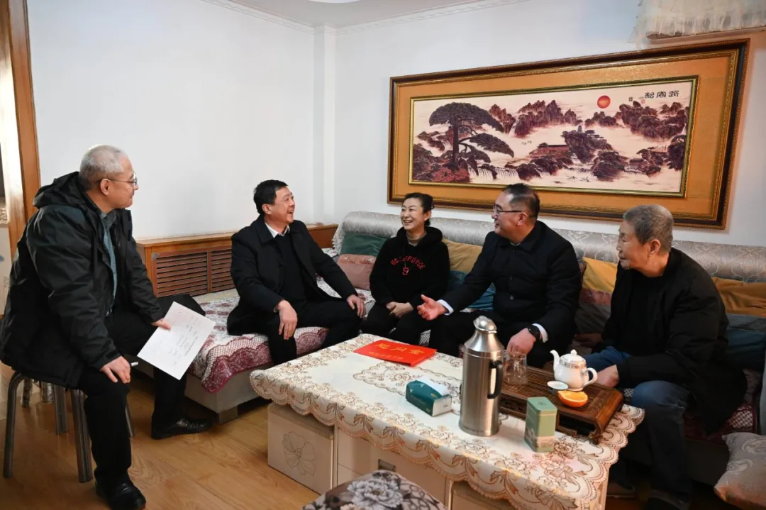 心系勞模 情暖職工|市總工會領(lǐng)導走訪慰問煙臺公交困難勞模